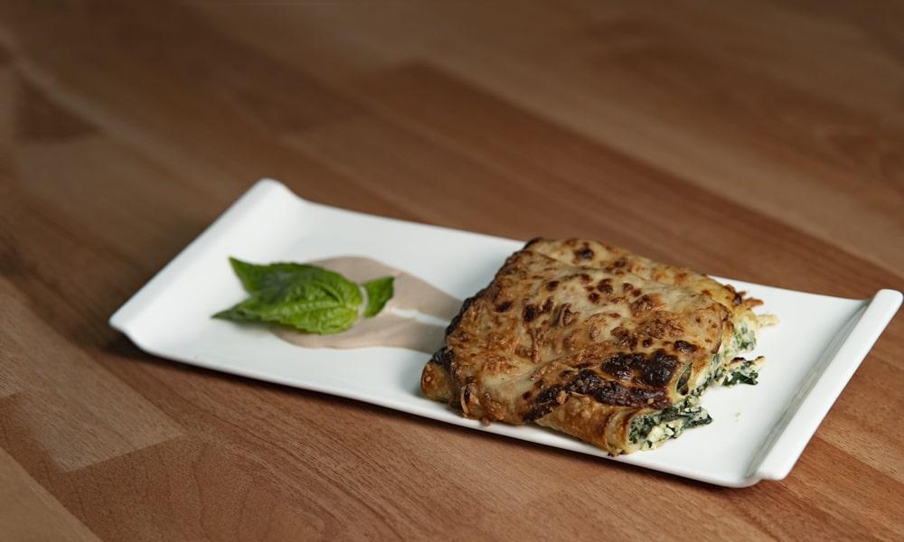 Canelones de ricota y espinaca con salsa de atún y anchoas.