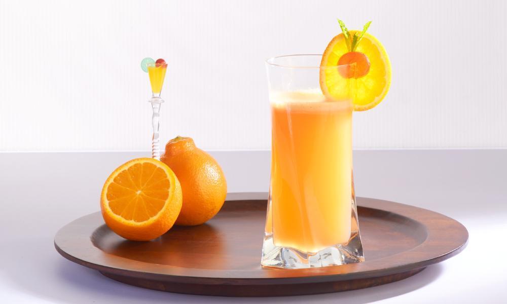 Coctel de ron y naranja