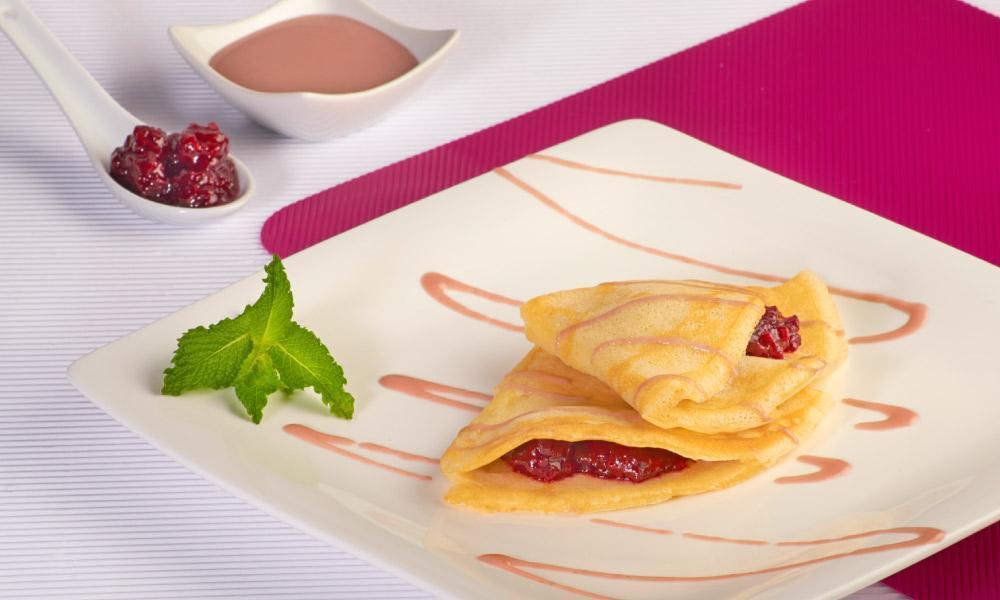 Crepe con salsa de mora y crema de leche