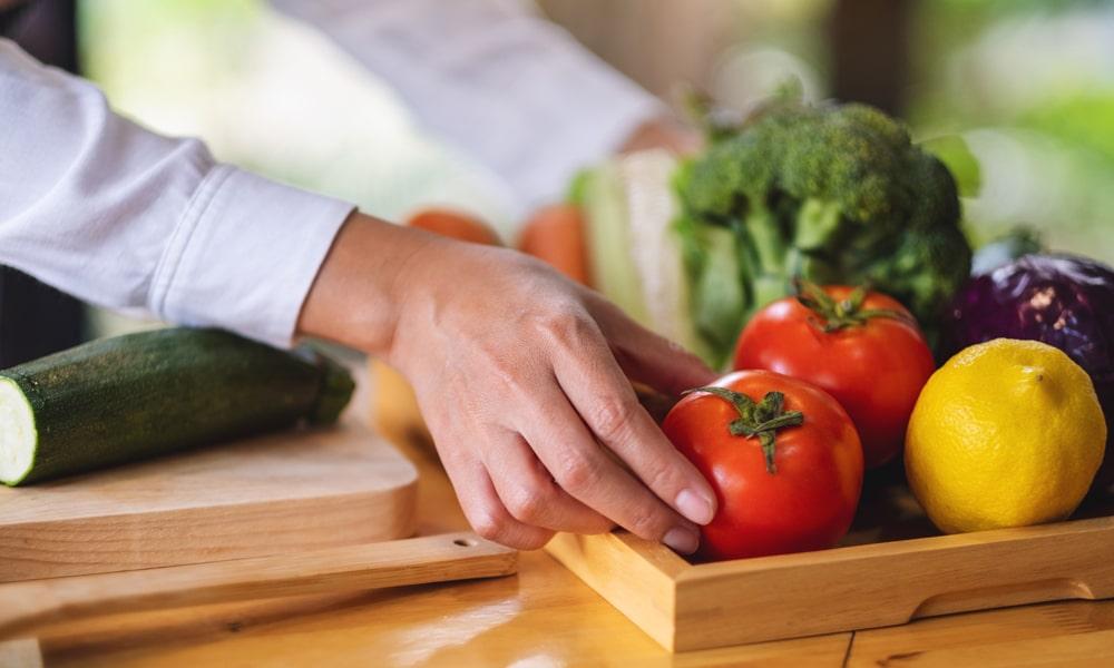 Qué NO debe hacer el personal manipulador de alimentos.