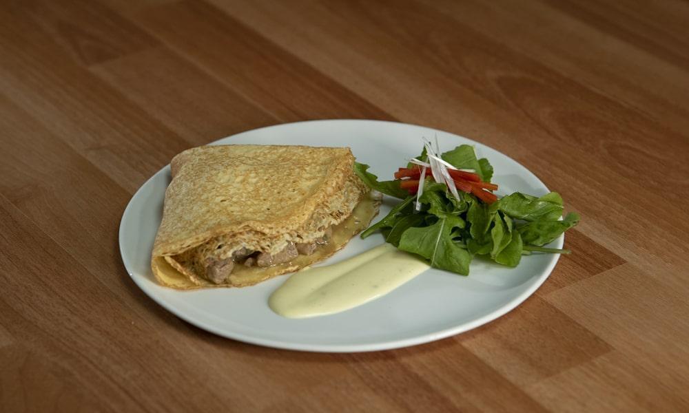 Receta: Crepes de carne y aceitunas con salsa de queso.