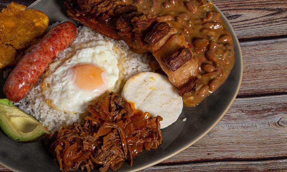 Platos típicos de Antioquia y el Eje cafetero: Muestras de identidad y tradición.