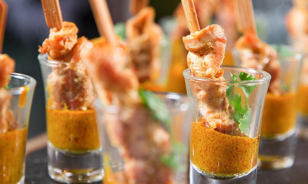 Mini pinchos en miel mostaza picante