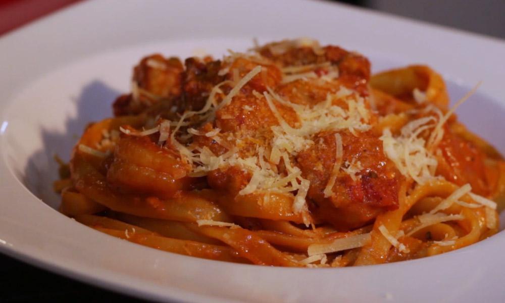 Pasta larga con camarones