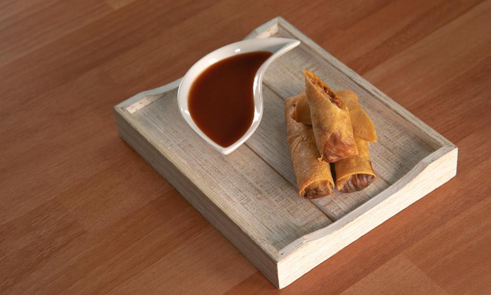 Springrolls de mariscos con salsa de tomate y naranja.