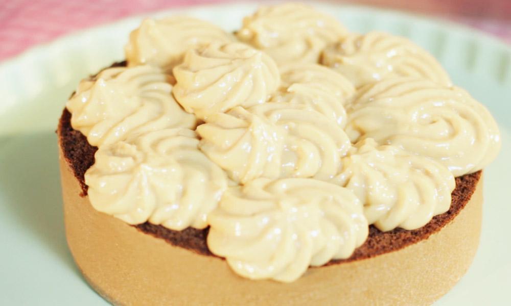 Torta de chocolate con postre de café