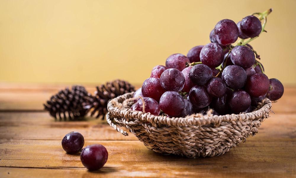 Características  de las distintas variedades de uvas de mesa moradas y negras.